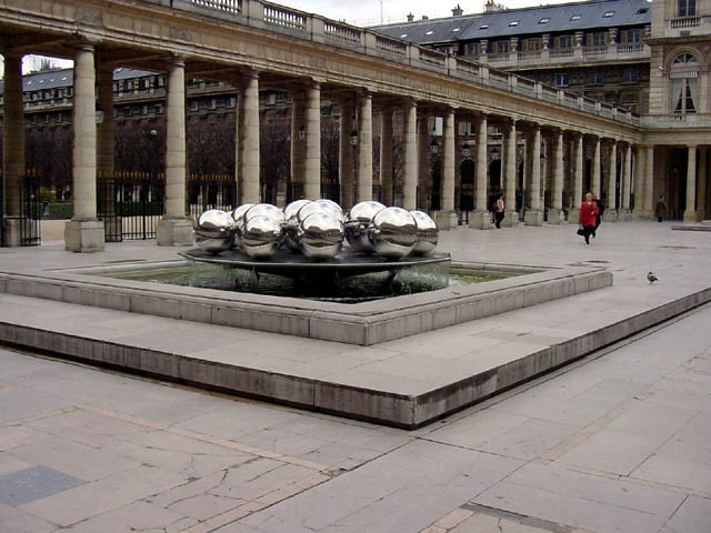 palais royal fountain